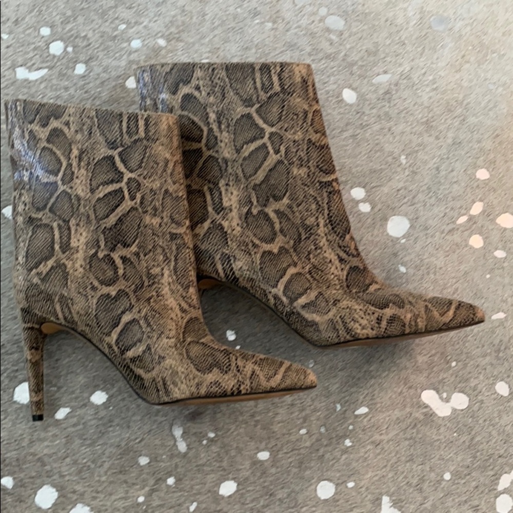 Wide ankle booties snakeskin.